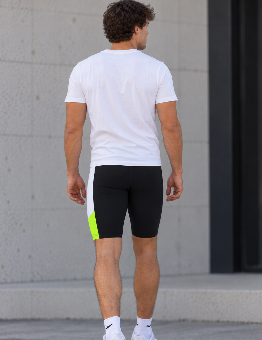 Pantaloni da corsa da uomo corto neon nero